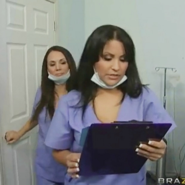 Две красивые медсестры и пациент